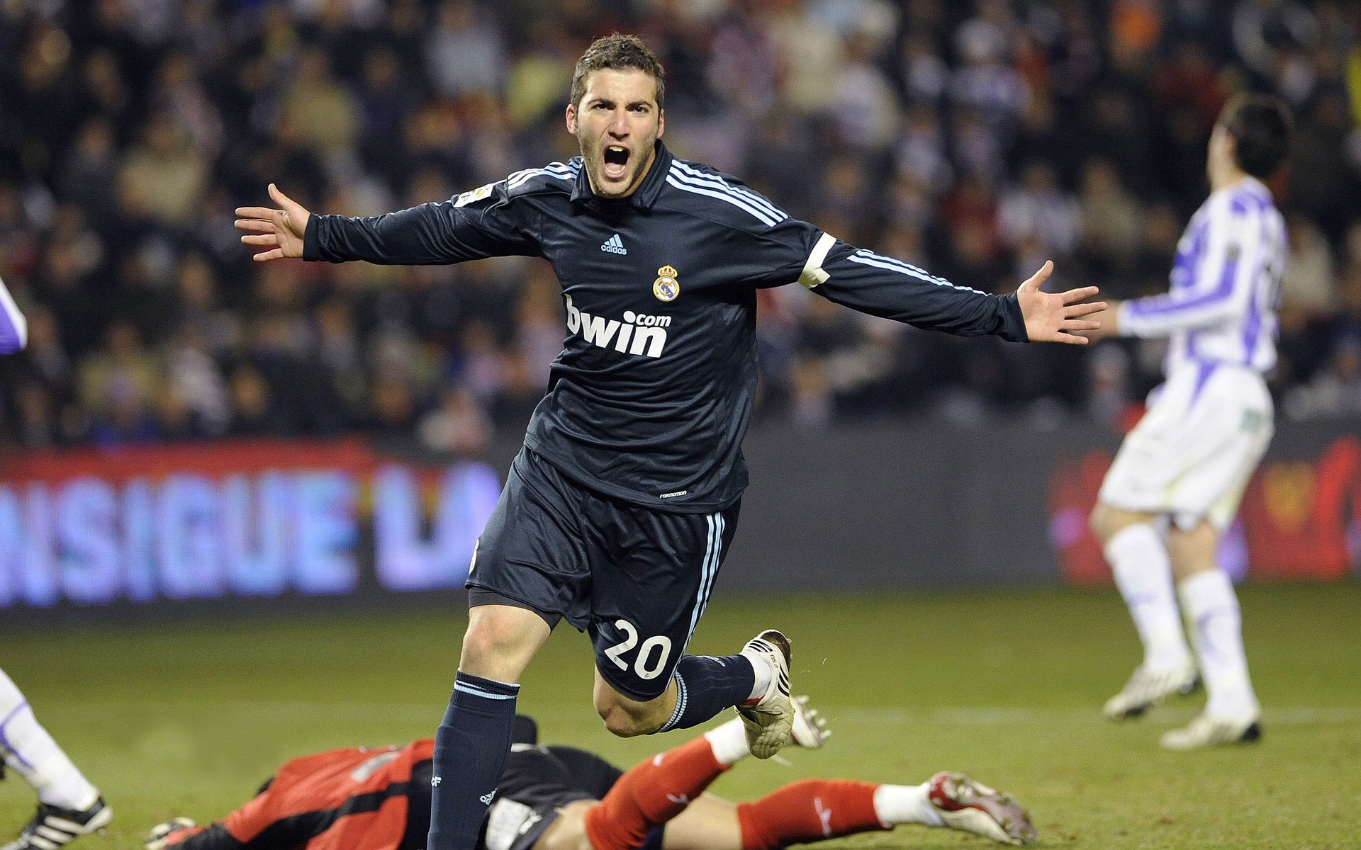 kaiyun.com-2018年首轮季后赛：库里在最后2分钟，连续投中三记三分，实现“鸟枪换炮”